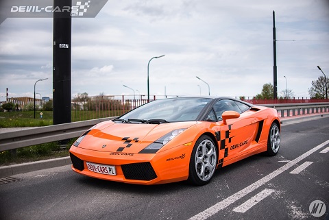 przejazd Lamborghini Gallardo po torze w Modlinie